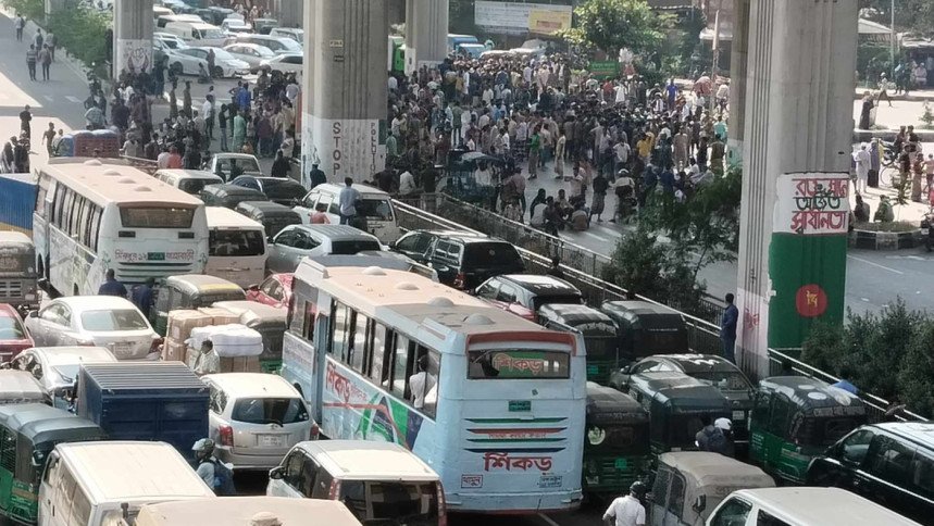 Battery-run rickshaw drivers block roads, rail lines at various points in Dhaka