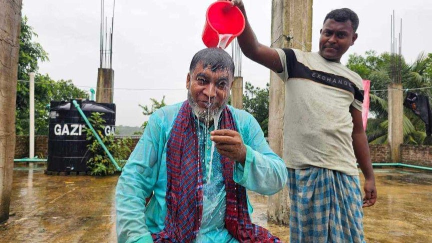 কুমিল্লায় দুধ দিয়ে গোসল করে আওয়ামী লীগ নেতার পদত্যাগ