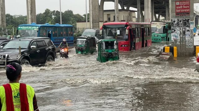 Dhaka becomes a dirty swimming pool after a 2 hour rain 